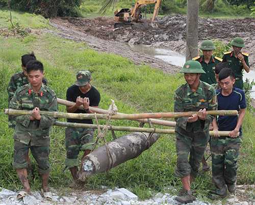 Hoảng hồn thấy quả bom nặng 250kg dưới ao nhà