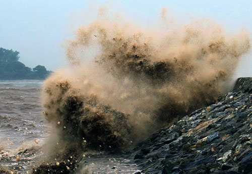 Bão số 7 Sarika chính thức đổ bộ vào biển Đông