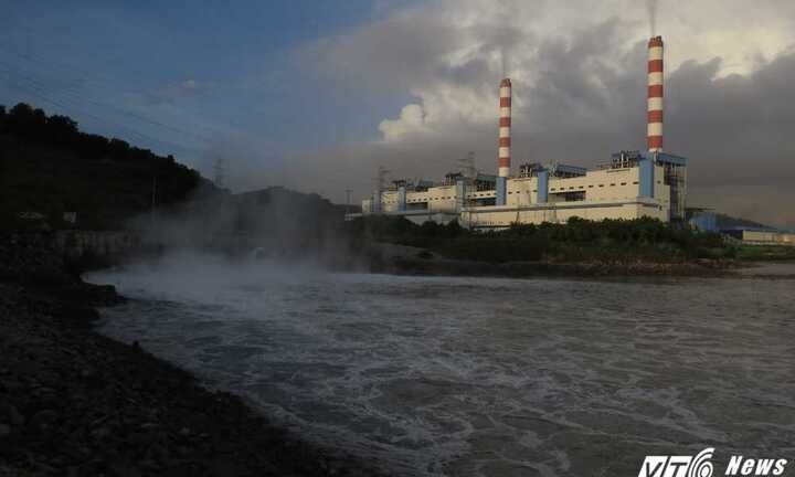 Nước nóng như lò xông hơi của nhà máy nhiệt điện Quảng Ninh đang giết chết dòng sông