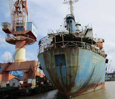 Tàu nước ngoài vào Hải Phòng sửa chữa, bỏ rơi 23 thủy thủ ngoại quốc