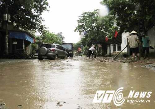 Con đường ‘tử thần’ giữa trung tâm huyện ở Hải Phòng: Chờ cấp trên ‘gật đầu’ mới làm