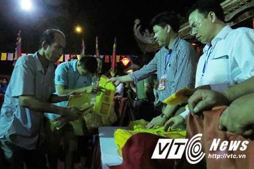 Vạn người thức đêm chen chân xin Ấn đền Kiếp Bạc