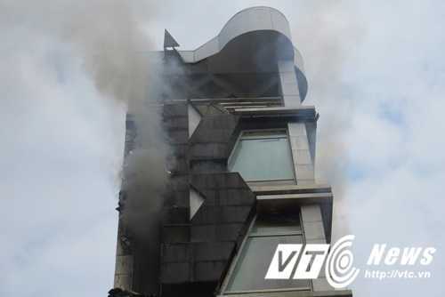 Quán karaoke 7 tầng bốc cháy giữa Hải Phòng