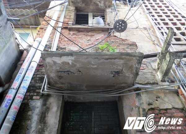 Cận cảnh khu nhà bị 'bỏ rơi' giữa lòng đất Cảng uy hiếp người dân