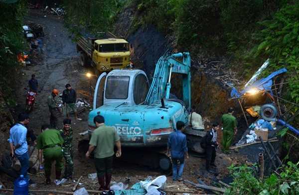 Sụp hầm lò ở Quảng Ninh: Một công nhân bị mắc kẹt