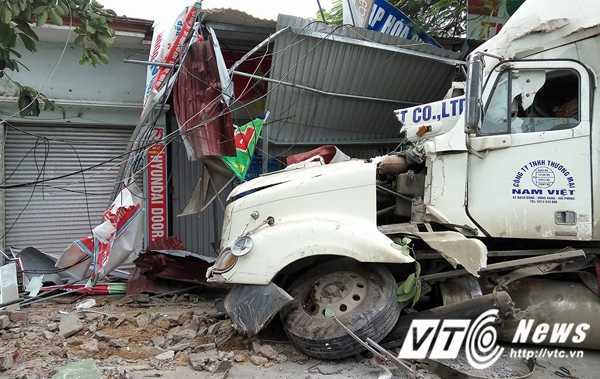 Xe container 'xuyên thủng' 4 nhà dân, 2 người nhập viện