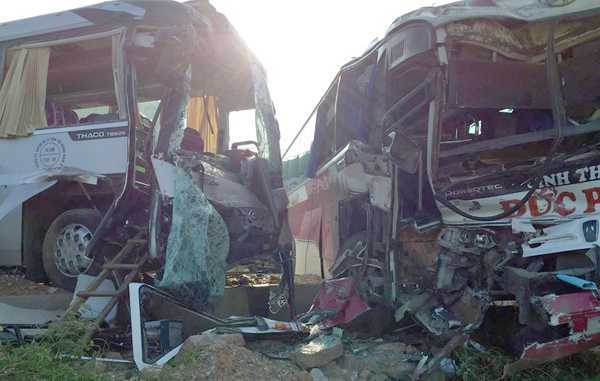 Xe khách đâm nhau, nhiều khách nước ngoài hoảng loạn