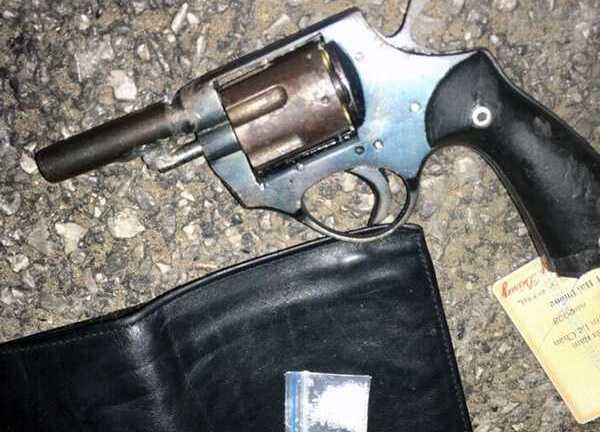 Kẻ buôn ma túy rút súng chống trả công an