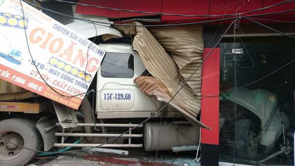 Xe container tông sập nhà dân trong đêm