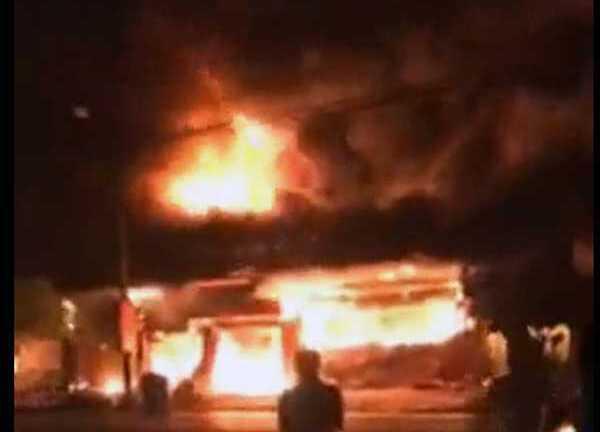 Cháy lớn đêm Siêu trăng, cửa hàng nội thất và nhiều nhà dân chìm trong biển lửa