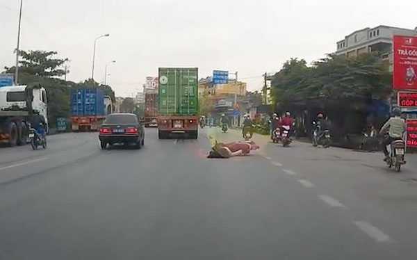 Điều khiển xe mô tô ngã vật xuống đường, người đàn ông bị container cán qua