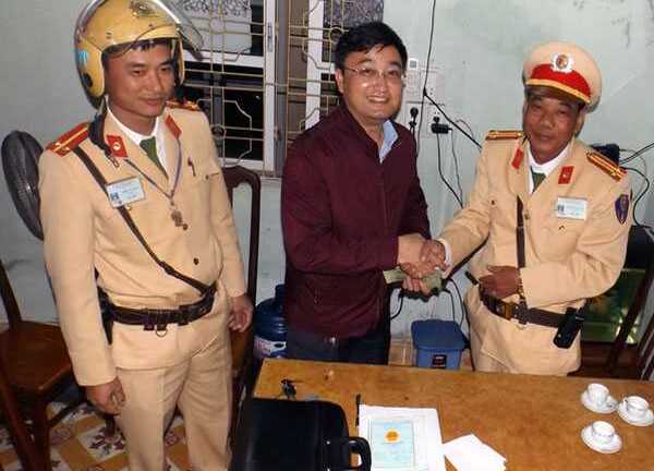 CSGT Hải Phòng trả lại gần 80 triệu đồng cho người đánh rơi