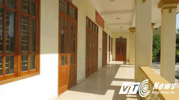 Trụ sở xã 'cửa đóng then cài' trong giờ làm việc