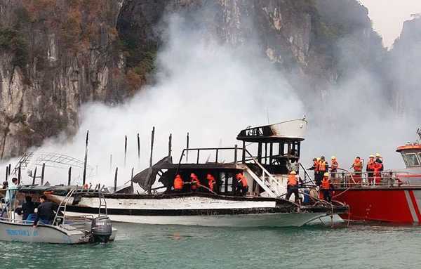 Cháy tàu du lịch chở 21 người trên vịnh Hạ Long lúc rạng sáng