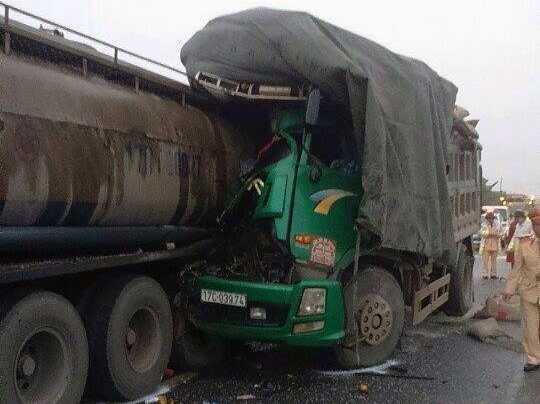 Xe tải tông container dừng bên vệ đường, 2 người chết tại chỗ