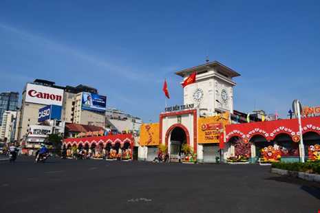 Phố phường Sài Gòn thênh thang, bình lặng sáng mùng 1 Tết Nguyên đán Đinh Dậu