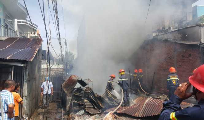 2 căn nhà cháy rụi sau tiếng nổ lớn trưa mồng 5 Tết