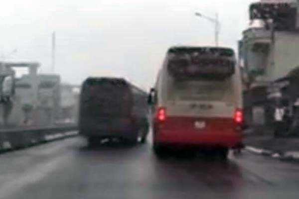 Phẫn nộ 2 xe khách lạng lách, chèn ép nhau trên quốc lộ