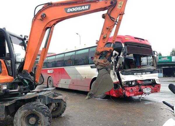 Xe khách 45 chỗ tông văng máy cuốc trên đường phố Hạ Long