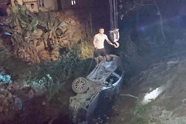 Xe hơi tông đuôi xe tải rồi lao xuống hố, tài xế chết tại chỗ
