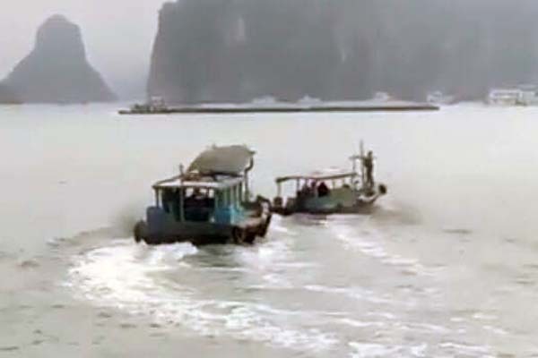 Video: Tàu ngư dân rượt đuổi nhau trên vịnh Hạ Long khiến người dân bức xúc