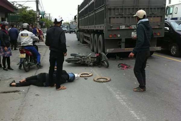 Bị xe container cuốn vào gầm, 2 người thương vong