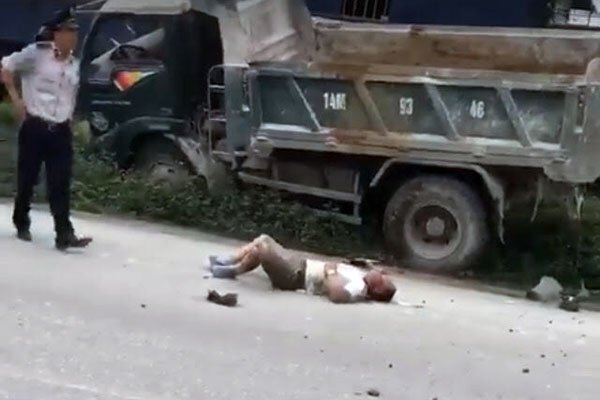 Bị tàu hoả tông trực diện, xe tải văng sang lề đường