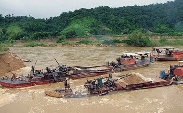 Bắt giữ 6 tàu hút cát trái phép quy mô lớn tại Quảng Ninh