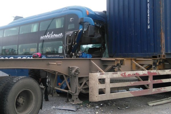 Xe đầu kéo lấn làn, đâm xe khách ở Quảng Ninh