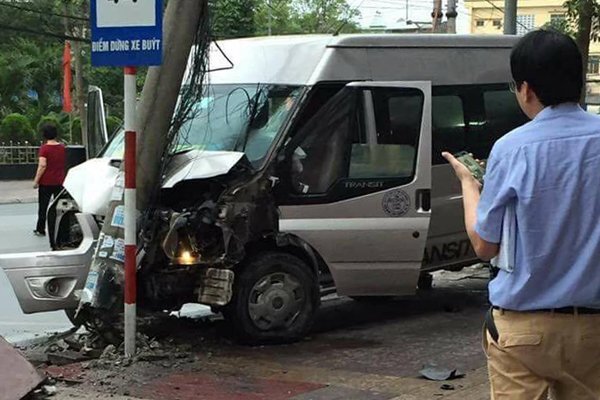 Xe khách mất lái, tông gãy cột điện khiến hành khách thót tim