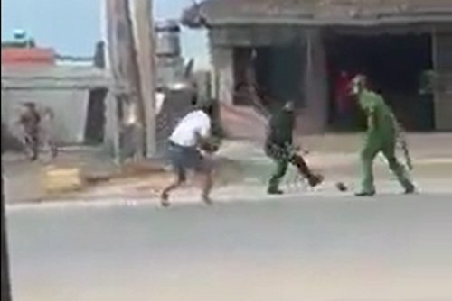 Video: Truy tìm nhóm thanh niên chửi bới, tấn công hai cảnh sát ở Quảng Ninh