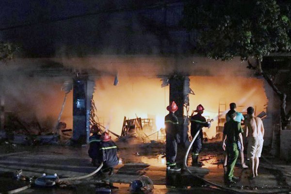 ‘Bà hỏa’ thiêu rụi cửa hàng vật liệu xây dựng ở Hải Phòng