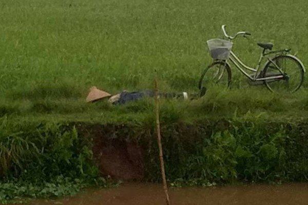 Đang chạy mưa dông, một phụ nữ bị sét đánh chết ngoài đồng