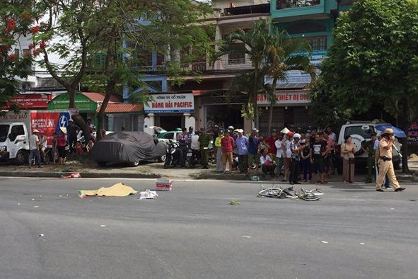 Bị cuốn vào gầm xe đầu kéo, cụ ông 84 tuổi chết thảm