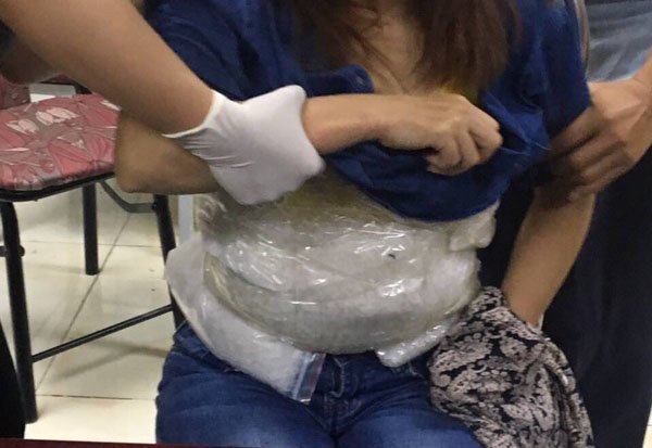 'Nữ quái' đất Cảng quấn nhiều kg ma túy đá quanh người sa lưới