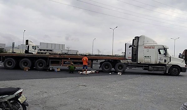 Va chạm với xe đầu kéo, 4 người trong gia đình thương vong