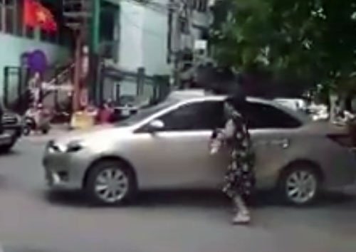 Video: Nữ tài xế dừng xe ô tô giữa ngã tư mua hàng, cả phố kẹt cứng