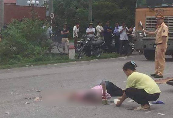 Xe container va chạm xe máy, một phụ nữ chết thảm