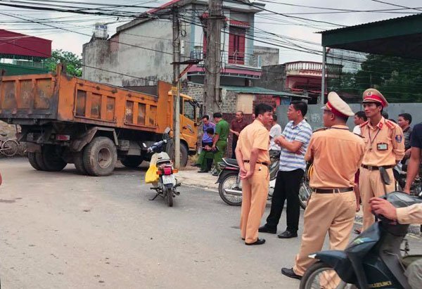Đang chơi trên vỉa hè, cháu bé 18 tháng tuổi bị xe tải cán chết thương tâm
