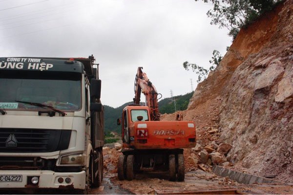 Sau mưa lớn kéo dài, sạt lở nghiêm trọng trên quốc lộ ở Quảng Ninh