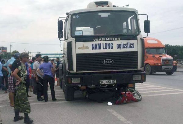 Đi khám bệnh, hai mẹ con nữ giáo viên chết thảm dưới gầm xe đầu kéo