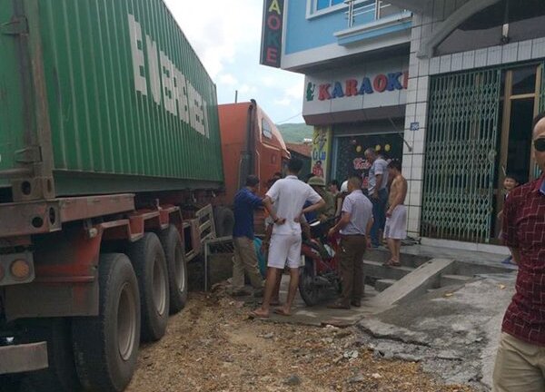 Xe đầu kéo nổ lốp, húc đổ cột điện, lao thẳng vào cửa hàng karaoke