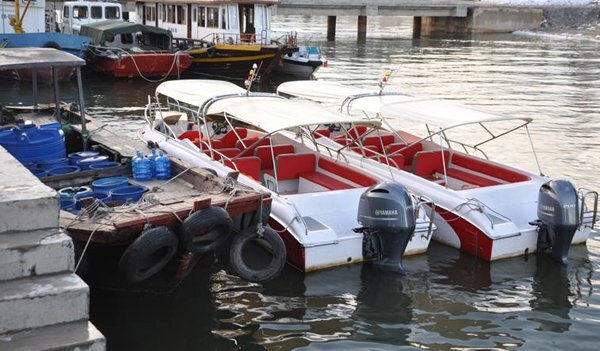 Tạm giữ khẩn cấp 3 tàu khách trái phép trên vịnh Hạ Long