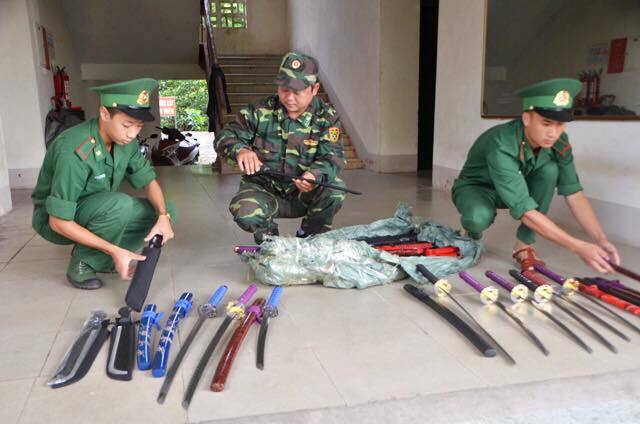 Bị dừng xe kiểm tra, 'nữ quái' đất Mỏ vứt bao dao kiếm bỏ chạy thoát thân