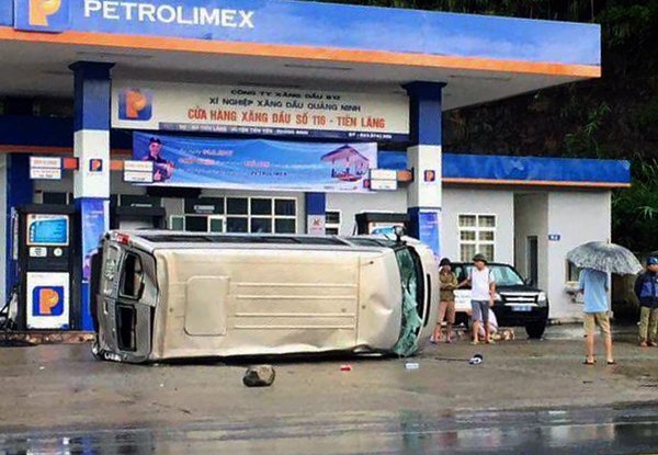 Xe khách 16 chỗ lật nhào trước cửa cây xăng ở Quảng Ninh