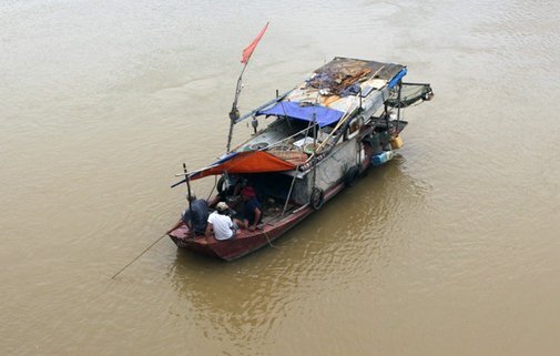 Bố chở đi chữa bệnh, con trai nhảy sông Kinh Thầy tự tử