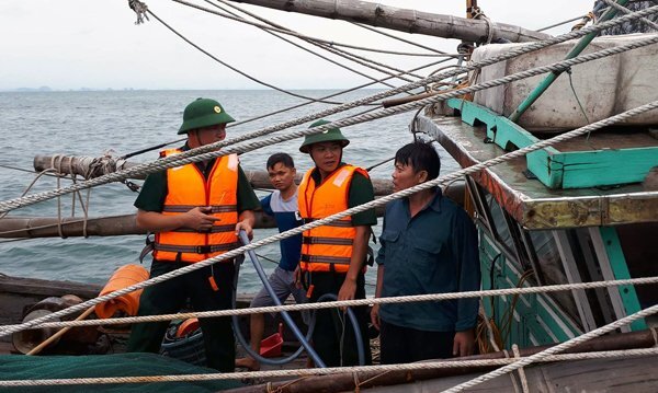 Tàu đánh cá chết máy, trôi dạt trên biển Hải Phòng