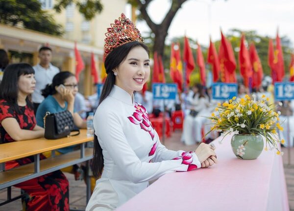 Ngắm nhan sắc tân hoa hậu Văn hóa thế giới 2017 ngày trở lại trường cũ ở Quảng Ninh