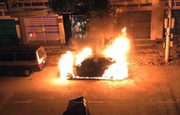 Ô tô Mercedes bốc cháy dữ đội trong đêm ở Quảng Ninh