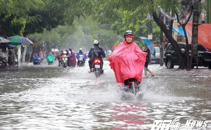 Áp thấp nhiệt đới đổ bộ, đường phố Hải Phòng mênh mông nước